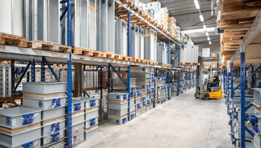 Magazijn Schilt met TROX producten en man in heftruck