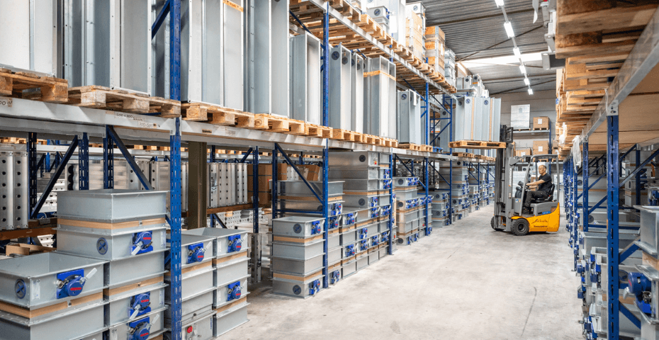 Magazijn Schilt met TROX producten en man in heftruck